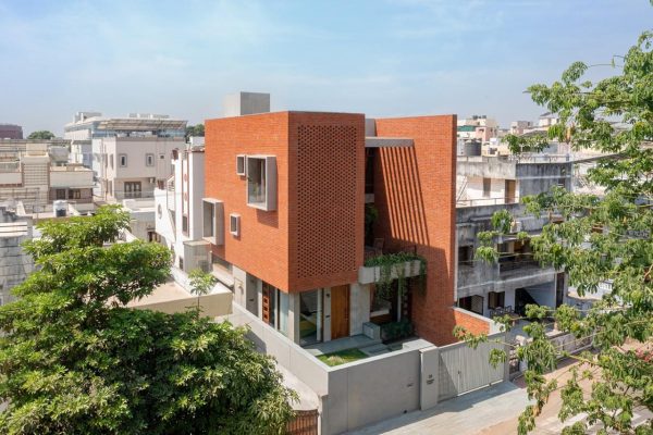 漂浮庭院住宅 / TRAANSPACE