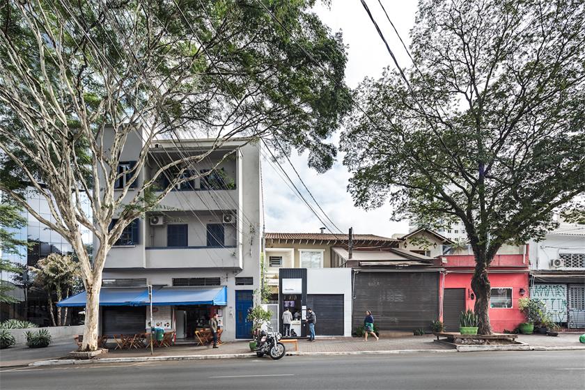 从马路对面望向小型咖啡店的场景