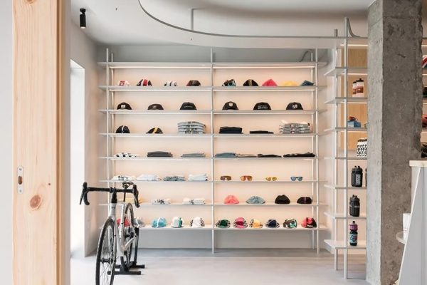 以自行车赛道为概念围绕中岛的自行车店设计