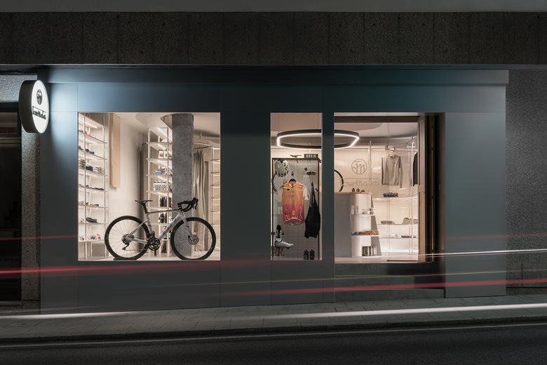 以自行车赛道为概念围绕中岛的自行车店设计