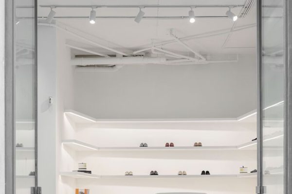 像画廊, 又是工作室! 干净素雅鞋店设计