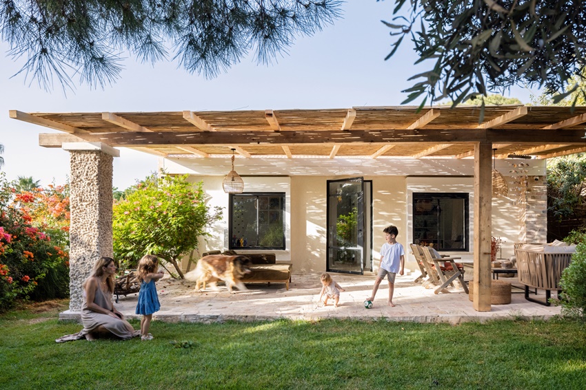 裸砖、混凝土、旧木料！以色列 248平米花园海滨住宅