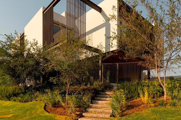 在木质天花凿开一口内院，墨西哥泳池别墅