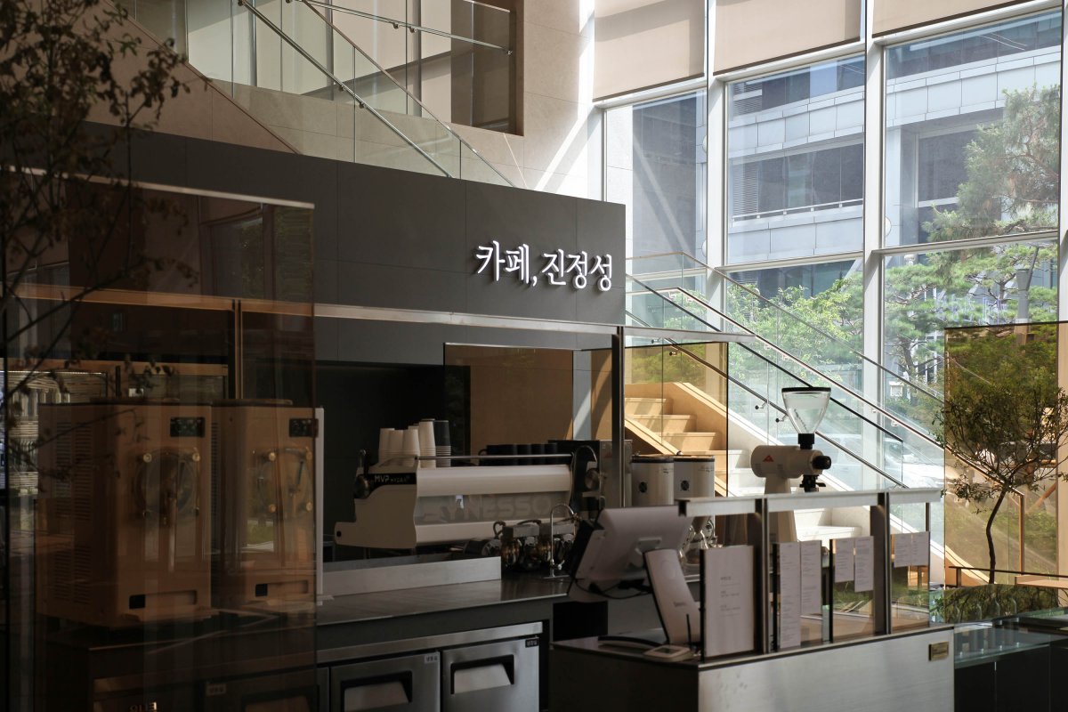 Jinjungsung Yeouido极简风格咖啡馆