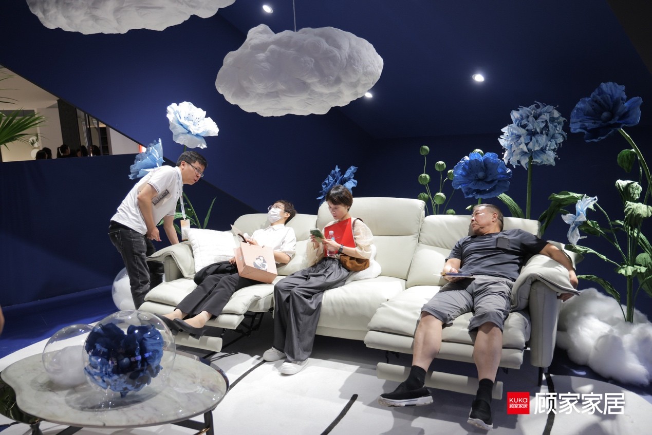 顾家家居亮相第52届中国（上海）国际家具博览会 0靠墙功能沙发带来家居生活新体验