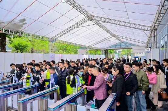 向上向新,创新引领 | 第32届古镇灯博会今日盛大启幕