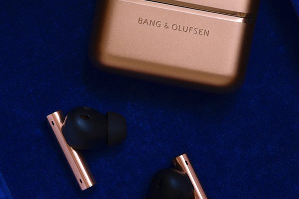 以暖金柔光 续写可穿戴之声 BANG & OLUFSEN 推出 Beo Grace 全新配色蜂蜜金